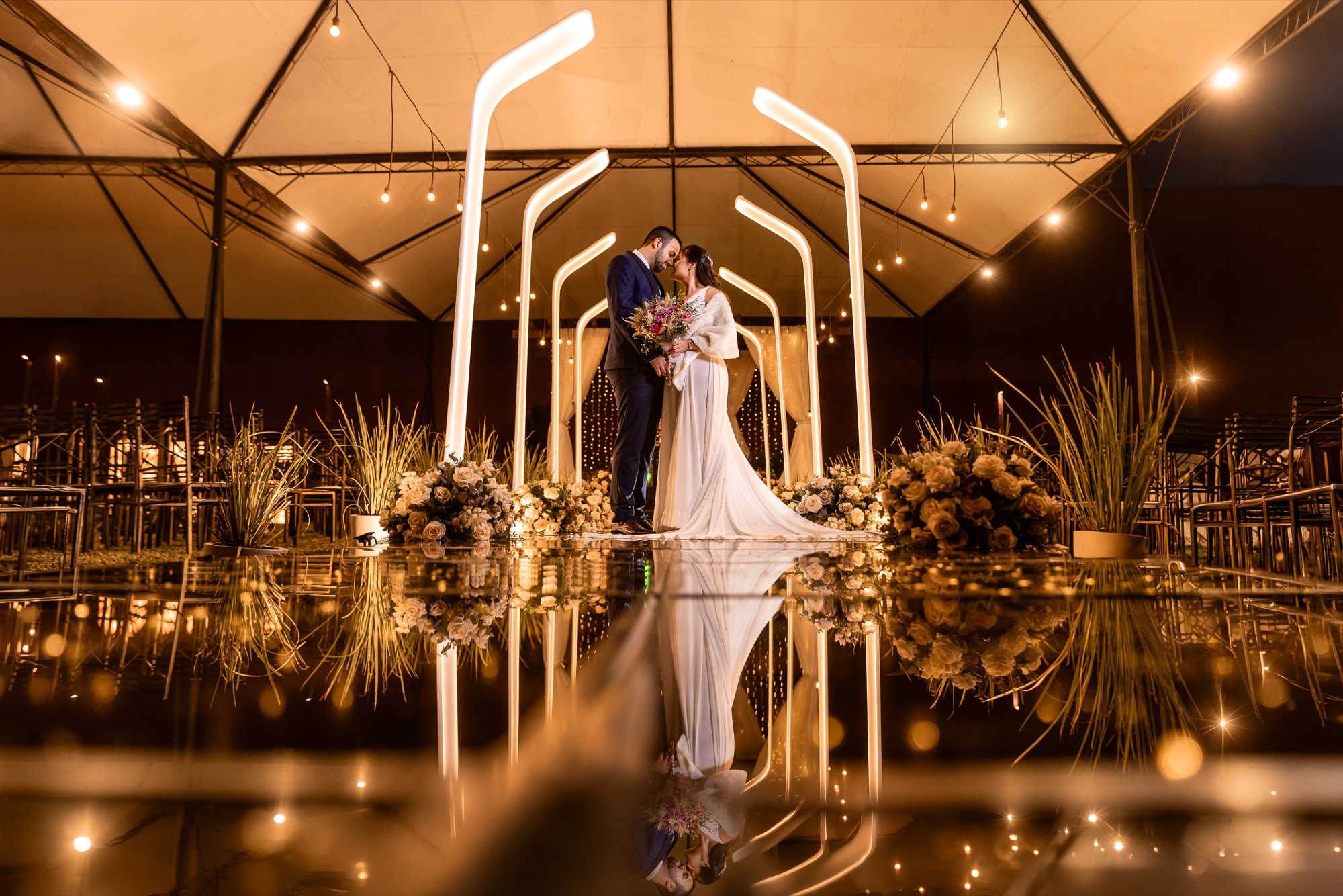Casal de noivos no altar iluminado do Ello Eventos